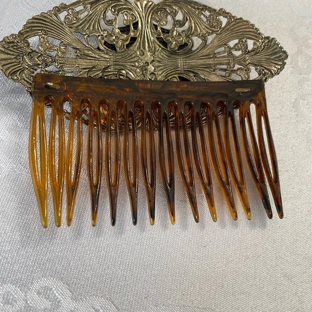 Vintage women’s : Hair Accessory made of brass and a stone on the center.